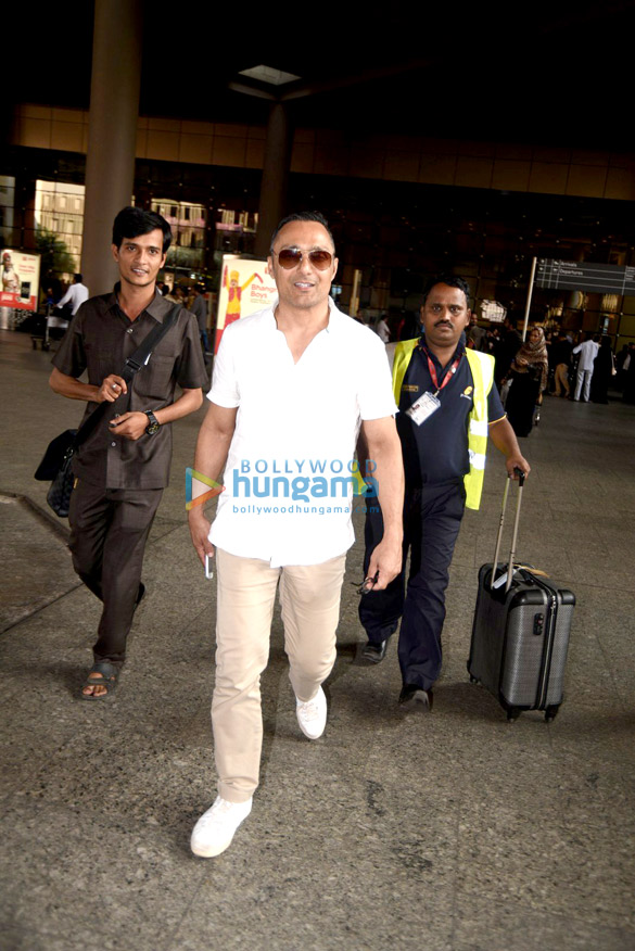 abhishek bachchan aishwarya rai bachchan anushka sharma freida pinto snapped at the airport 7