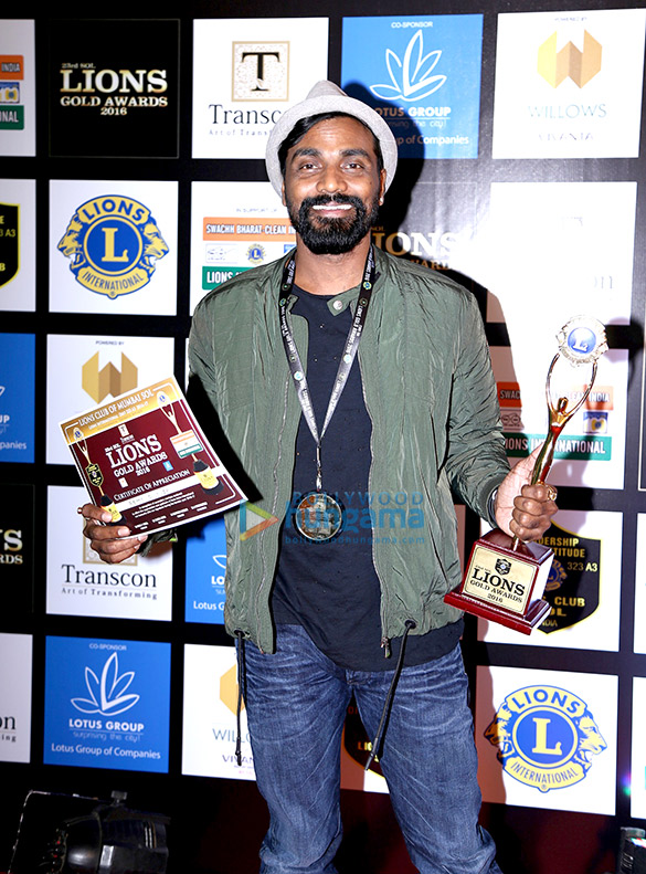 aishwarya rai bachchan and tiger shroff grace the 23rd sol lions gold awards 2016 17