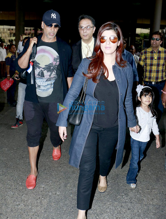 Akshay Kumar, Ajay Devgn, Kajol, Jacqueline Fernandez, Parineeti Chopra and others snapped at the airport Akshay Kumar, Ajay Devgn, Kajol, Jacqueline Fernandez, Parineeti Chopra and others snapped at the airport