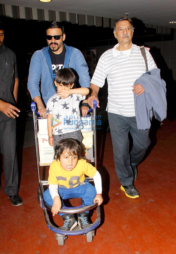 akshay ajay kajol jacqueline snapped at airport 6
