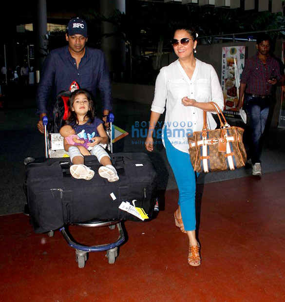 akshay ajay kajol jacqueline snapped at airport 8