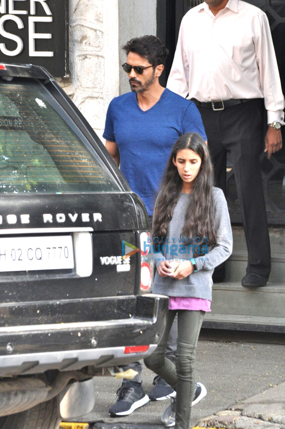arjun rampal snapped with his daughter 1