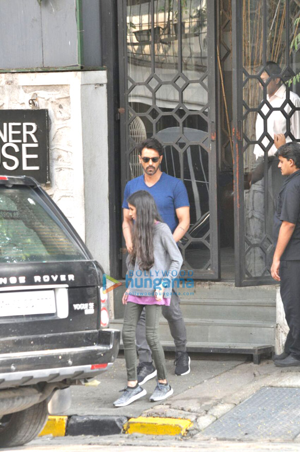 arjun rampal snapped with his daughter 2
