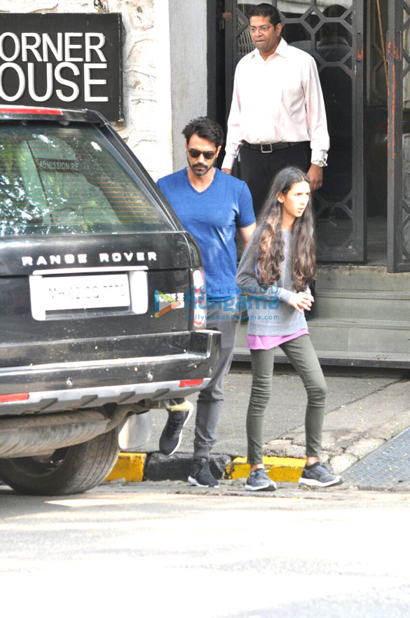 arjun rampal snapped with his daughter 5