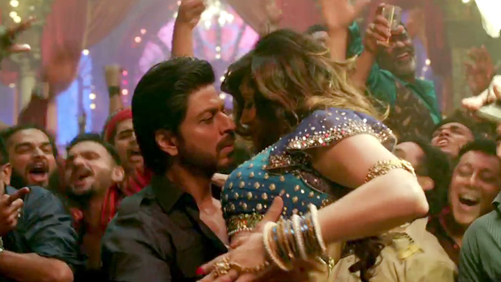 EXCLUSIVE SRK Power! Crowd Goes CRAZY In A Theater During Laila Song In Raees