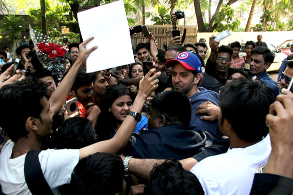 hrithik roshan snapped meeting his fans on his birthday 2
