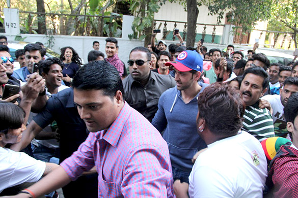 hrithik roshan snapped meeting his fans on his birthday 3
