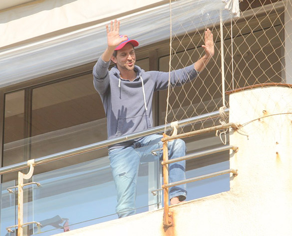 hrithik roshan snapped meeting his fans on his birthday 7