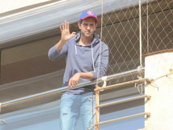 Hrithik Roshan snapped meeting his fans on his birthday