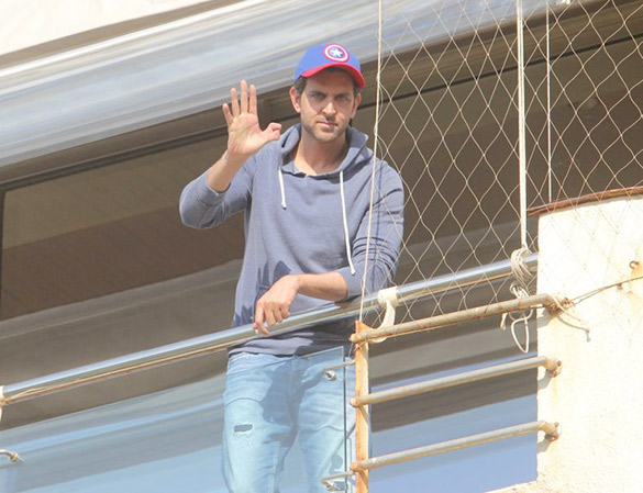 hrithik roshan snapped meeting his fans on his birthday 9