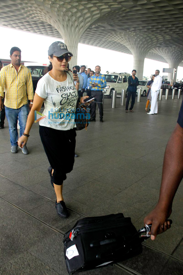 preity zinta sunny deol karisma kapoor snapped at the airport 3