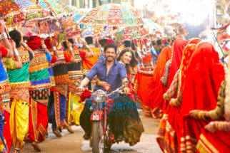 Movie still from the Movie Raees