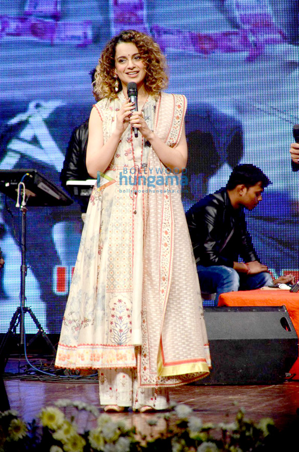 shah rukh khan salman khan karisma kapoor kangna ranaut and others celebrate international customs day 13