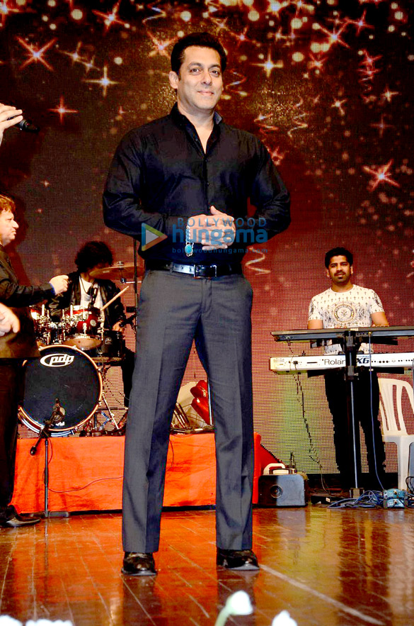 shah rukh khan salman khan karisma kapoor kangna ranaut and others celebrate international customs day 18