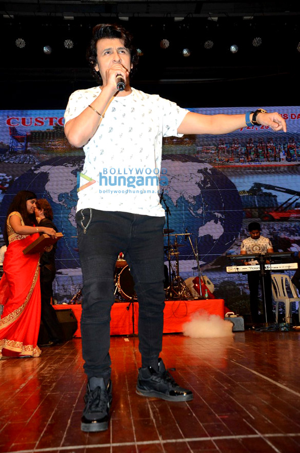 shah rukh khan salman khan karisma kapoor kangna ranaut and others celebrate international customs day 19