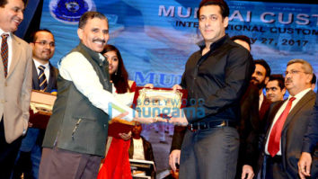 Shah Rukh Khan, Salman Khan, Karisma Kapoor, Kangna Ranaut and others celebrate ‘International Customs Day’
