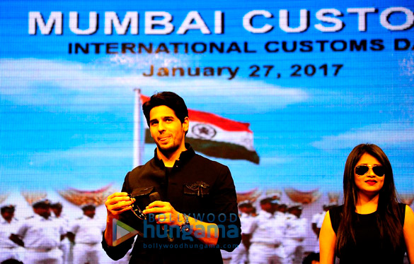 shah rukh khan salman khan karisma kapoor kangna ranaut and others celebrate international customs day 7