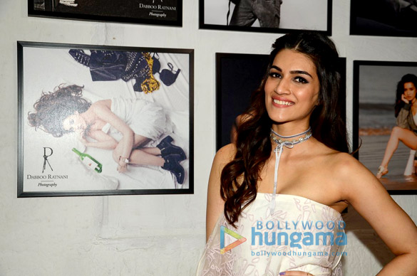 shah rukh khan varun dhawan kriti sanon rekha others grace the launch of dabboo ratnanis calendar 2017 25