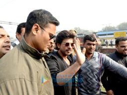 Shah Rukh Khan reaches Delhi from Mumbai via train to promote ‘Raees’