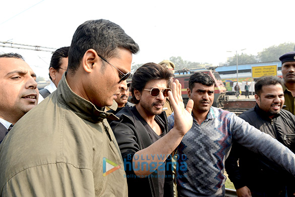 Shah Rukh Khan reaches Delhi from Mumbai via train to promote ‘Raees’