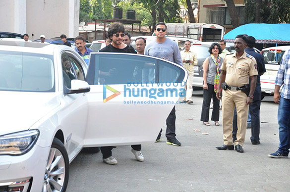 shah rukh khan promotes raees at mehboob studio 1