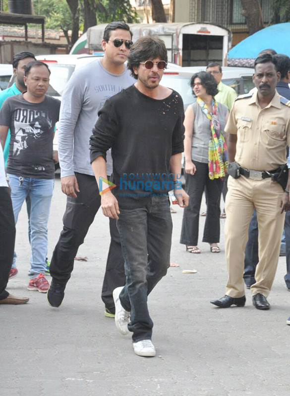 shah rukh khan promotes raees at mehboob studio 3