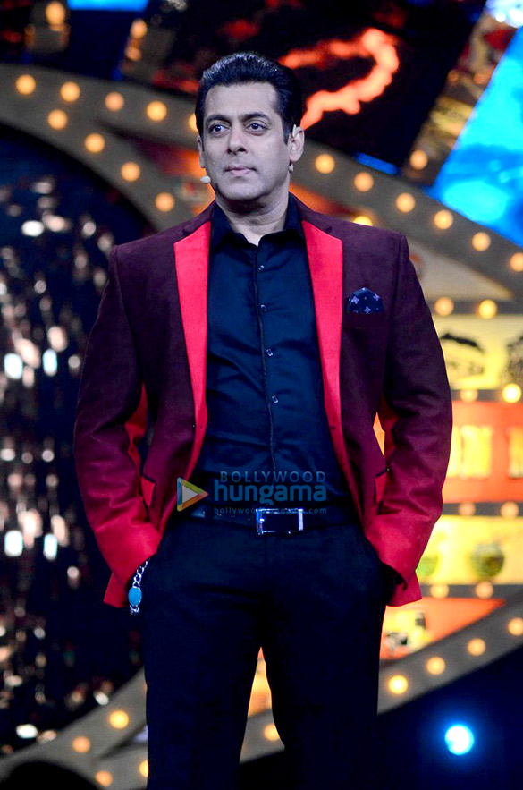 Shah Rukh Khan promotes 'Raees' on the sets of Salman Khan's Bigg Boss 10 | Salman  Khan Images - Bollywood Hungama