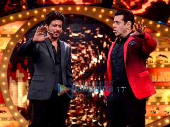 Shah Rukh Khan promotes 'Raees' on the sets of Salman Khan's Bigg Boss 10
