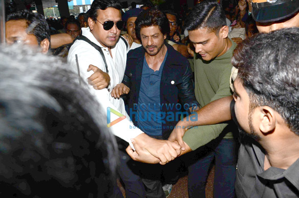shah rukh khan snapped at bombay central as he departs for new delhi 3