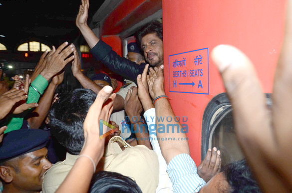 shah rukh khan snapped at bombay central as he departs for new delhi 7