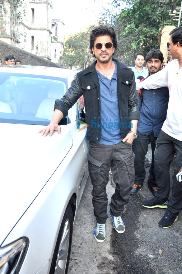 shah rukh khan snapped at mannat for raees promotions 1