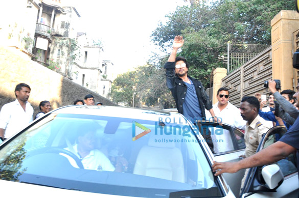 shah rukh khan snapped at mannat for raees promotions 5