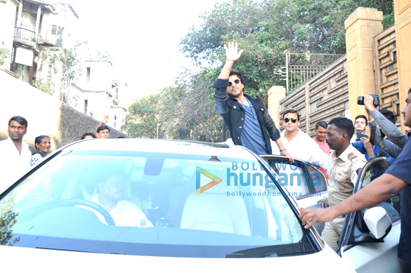 shah rukh khan snapped at mannat for raees promotions 6