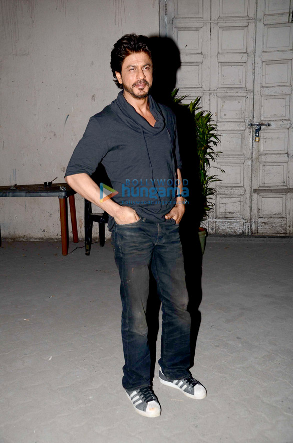 shah rukh khan snapped during raees promotions 3 2