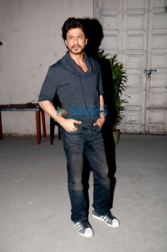shah rukh khan snapped during raees promotions 4 2