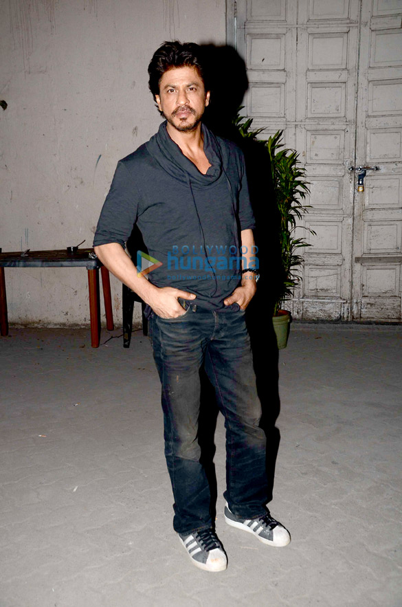 shah rukh khan snapped during raees promotions 5 2