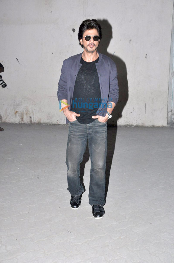 shah rukh khan snapped during raees promotions 8