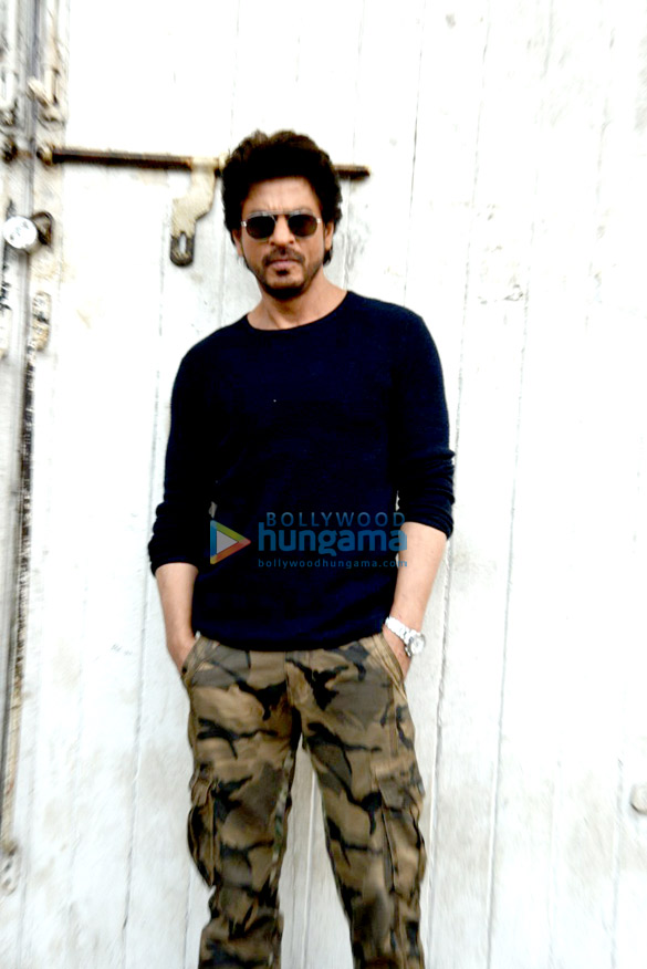 shah rukh snapped during raees promotions 5