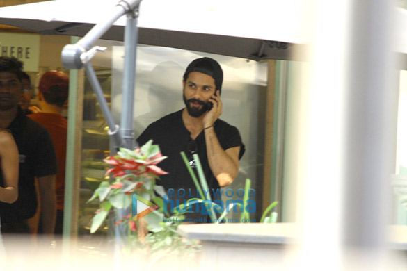 Shahid Kapoor snapped at The Kitchen Garden in Bandra Shahid Kapoor snapped at The Kitchen Garden in Bandra