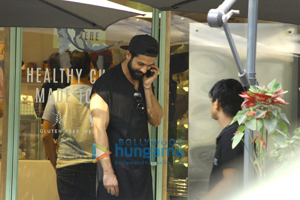 shahid kapoor snapped at the kitchen garden in bandra 2