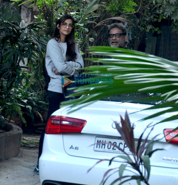 sonam kapoor snapped with r balki in bandra 4