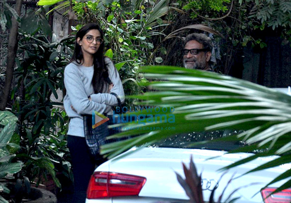 sonam kapoor snapped with r balki in bandra 6