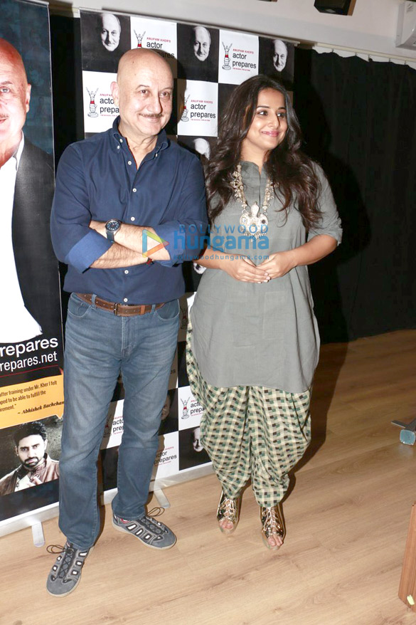 vidya balan snapped at anupam khers acting class students interaction 2