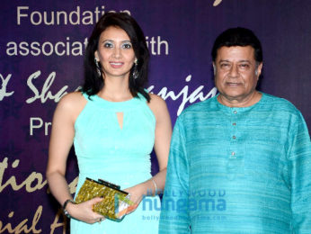 Rekha presents Shah Rukh Khan with the 4th Yash Chopra Memorial award