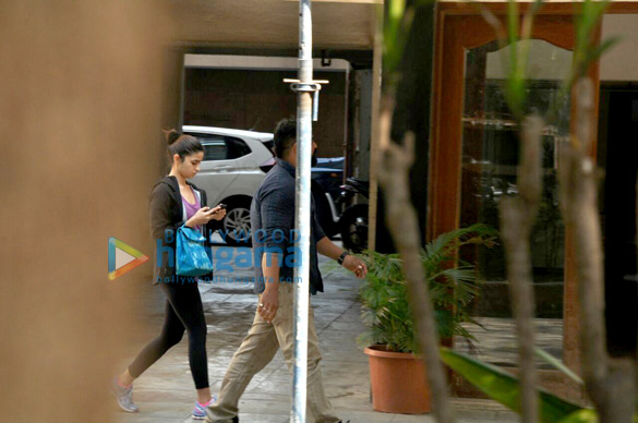 alia bhatt snapped arriving at sidharth malhotras house 1