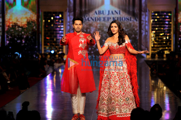 amitabh bachchan varun dhawan alia bhatt sonali bendre grace abu jani sandeep khoslas fashion show for cpaa 3