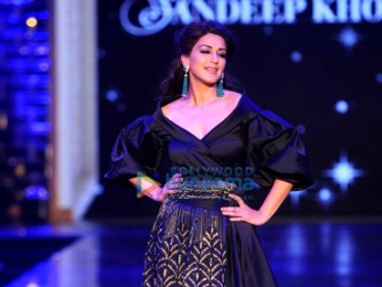 Amitabh Bachchan, Varun Dhawan, Alia Bhatt & Sonali Bendre grace Abu Jani & Sandeep Khosla's fashion show for CPAA