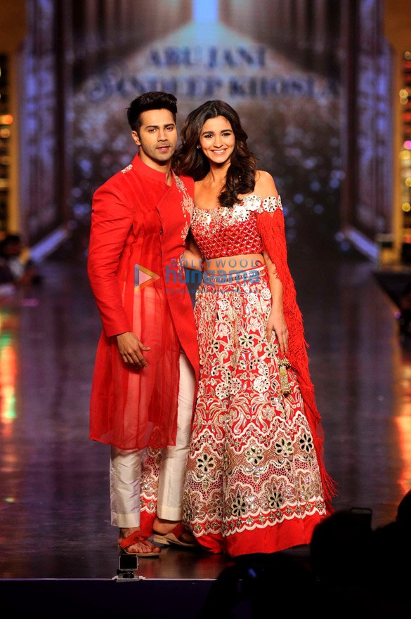 amitabh bachchan varun dhawan alia bhatt sonali bendre grace abu jani sandeep khoslas fashion show for cpaa 6