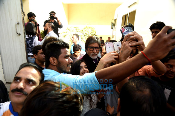 amitabh gets selfie mobbed post an ad shoot 5