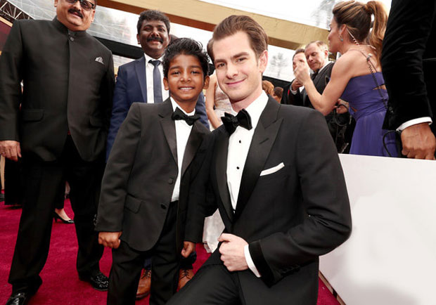 dev patel and sunny pawar hang out with andrew garfield samuel l jackson and others at oscars 2017 3